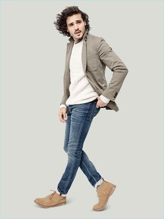 Come indossare e abbinare un blazer di jeans grigio scuro: Scegli un outfit composto da un blazer di jeans grigio scuro e jeans blu, perfetto per il lavoro. Chukka in pelle scamosciata marrone chiaro sono una buona scelta per completare il look.