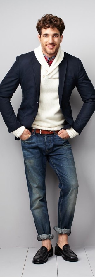 Come indossare e abbinare jeans blu con mocassini eleganti in pelle neri e bianchi: Abbina un blazer blu scuro con jeans blu per un look da sfoggiare sul lavoro. Prova con un paio di mocassini eleganti in pelle neri e bianchi per un tocco virile.