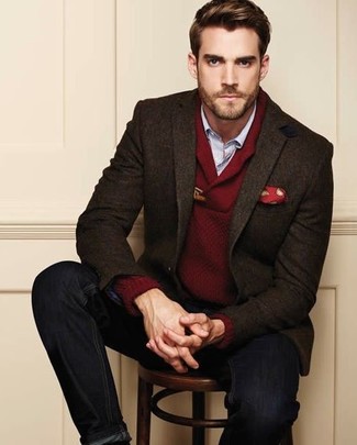 Come indossare e abbinare un blazer di lana marrone scuro in modo smart-casual: Scegli un outfit composto da un blazer di lana marrone scuro e jeans neri per un look davvero alla moda.