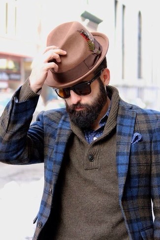 Come indossare e abbinare un blazer di lana blu: Abbina un blazer di lana blu con un maglione con collo a scialle marrone se preferisci uno stile ordinato e alla moda.