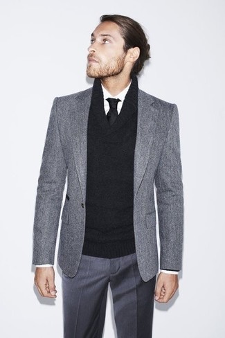 Come indossare e abbinare una cravatta di seta per un uomo di 30 anni: Potresti abbinare un blazer di lana grigio con una cravatta di seta per un look elegante e di classe.