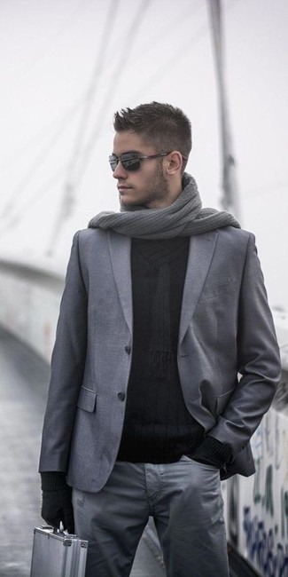 Come indossare e abbinare una sciarpa lavorata a maglia grigio scuro per un uomo di 20 anni quando fa caldo: Opta per un blazer di lana grigio e una sciarpa lavorata a maglia grigio scuro per un'atmosfera casual-cool.