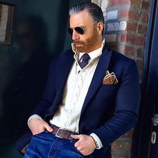 Quale jeans indossare con un blazer blu scuro e bianco per un uomo di 50 anni in autunno 2024: Potresti combinare un blazer blu scuro e bianco con jeans per un drink dopo il lavoro. Una fantastica idea per essere molto elegante e alla moda anche durante la stagione autunnale.
