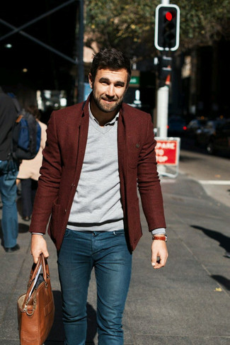 Quale jeans aderenti indossare con un blazer bordeaux in modo smart-casual: Per un outfit quotidiano pieno di carattere e personalità, potresti combinare un blazer bordeaux con jeans aderenti.