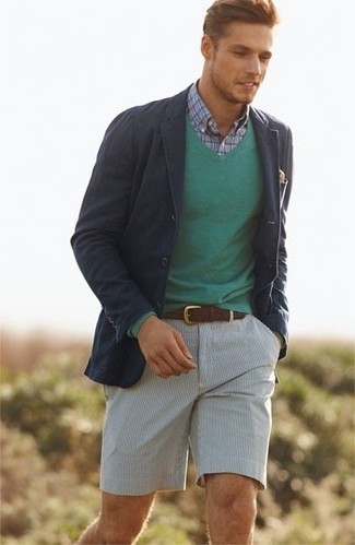 Come indossare e abbinare pantaloncini di seersucker grigi per un uomo di 30 anni: Potresti indossare un blazer di cotone blu scuro e pantaloncini di seersucker grigi per essere elegante ma non troppo formale.