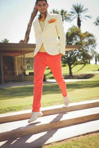 Come indossare e abbinare un blazer stampato dorato: Vestiti con un blazer stampato dorato e chino rossi, perfetto per il lavoro. Scegli uno stile classico per le calzature e scegli un paio di scarpe derby in pelle bianche.