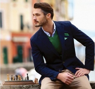 Come indossare e abbinare un blazer blu con chino marrone chiaro per un uomo di 30 anni: Potresti combinare un blazer blu con chino marrone chiaro se preferisci uno stile ordinato e alla moda.