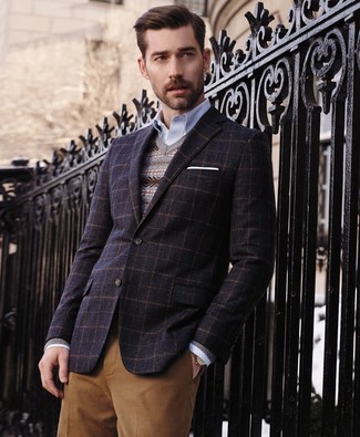 Come indossare e abbinare un blazer di lana a quadri per un uomo di 30 anni: L'abbinamento di un blazer di lana a quadri e pantaloni eleganti marrone chiaro ti donerà un aspetto forte e sicuro.