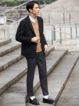 Quale maglione con scollo a v indossare con pantaloni eleganti grigio scuro per un uomo di 30 anni: Combina un maglione con scollo a v con pantaloni eleganti grigio scuro per un look elegante e di classe. Perfeziona questo look con un paio di mocassini eleganti in pelle neri.