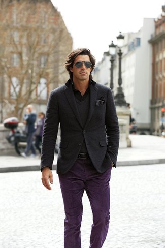 Look alla moda per uomo: Blazer di lana grigio scuro, Maglione con scollo a v grigio scuro, Camicia a maniche lunghe nera, Chino viola