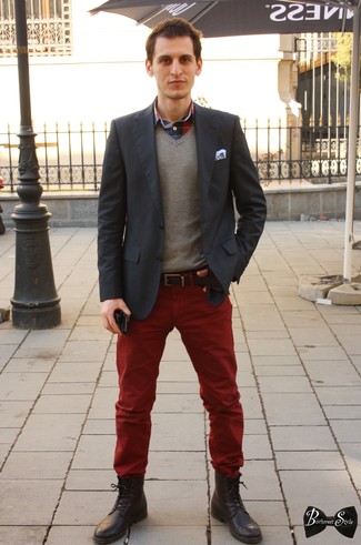 Quale stivali casual indossare con jeans rossi per un uomo di 30 anni: Indossa un blazer grigio scuro e jeans rossi se cerchi uno stile ordinato e alla moda. Stivali casual sono una valida scelta per completare il look.