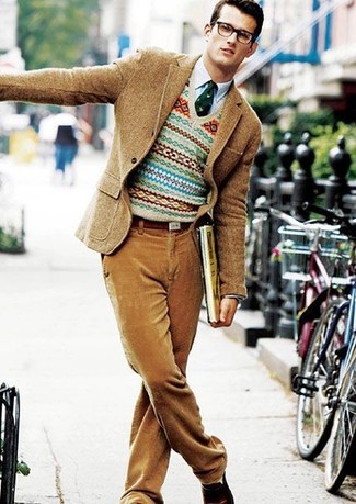 Come indossare e abbinare una cravatta stampata per un uomo di 30 anni in modo smart-casual: Abbina un blazer di lana marrone chiaro con una cravatta stampata per un look elegante e alla moda.