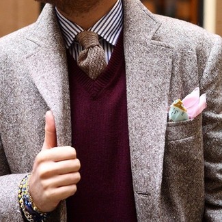 Come indossare e abbinare una cravatta lavorata a maglia marrone quando fa caldo: Opta per un blazer di lana marrone e una cravatta lavorata a maglia marrone per essere sofisticato e di classe.