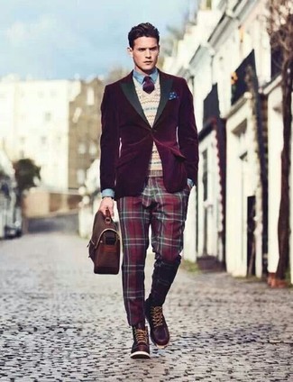 Quale blazer indossare con stivali casual marroni quando fa caldo: Metti un blazer e pantaloni eleganti scozzesi rossi per un look elegante e alla moda. Mettiti un paio di stivali casual marroni per un tocco più rilassato.