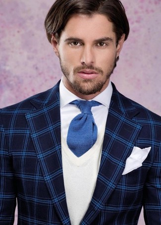 Come indossare e abbinare una cravatta lavorata a maglia in autunno 2024: Indossa un blazer scozzese blu scuro e una cravatta lavorata a maglia per un look elegante e alla moda. Una magnifica scelta per essere cool e perfettamente alla moda anche in autunno.