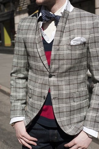 Come indossare e abbinare un blazer scozzese grigio con una camicia elegante bianca quando fa caldo in modo smart-casual: Opta per un blazer scozzese grigio e una camicia elegante bianca per un look elegante e alla moda.