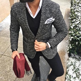 Come indossare e abbinare una sciarpa bordeaux: Scegli un blazer di tweed nero e bianco e una sciarpa bordeaux per un'atmosfera casual-cool. Scegli uno stile classico per le calzature e opta per un paio di mocassini con nappine in pelle neri.
