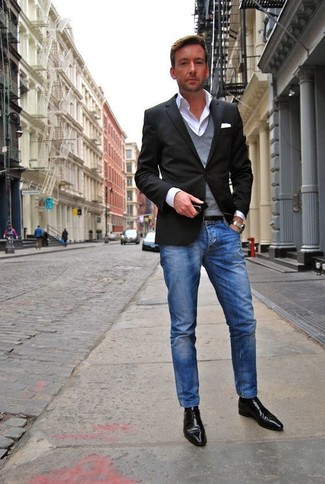 Quale jeans indossare con un blazer nero e bianco quando fa caldo: Indossa un blazer nero e bianco con jeans per un look da sfoggiare sul lavoro. Prova con un paio di scarpe derby in pelle nere per dare un tocco classico al completo.