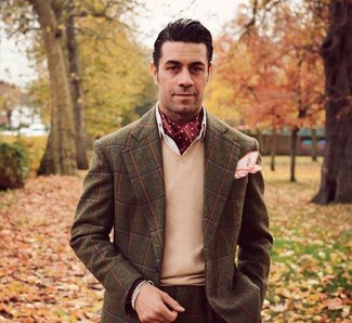 Come indossare e abbinare un maglione con scollo a v beige per un uomo di 40 anni quando fa caldo: Perfeziona il look smart casual con un maglione con scollo a v beige e pantaloni eleganti scozzesi marroni.