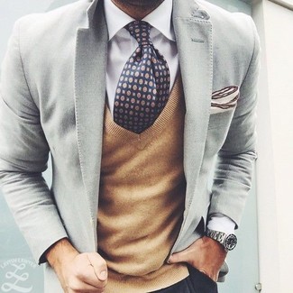Come indossare e abbinare una cravatta stampata blu scuro e bianca in modo smart-casual: Mostra il tuo stile in un blazer grigio con una cravatta stampata blu scuro e bianca per un look elegante e alla moda.