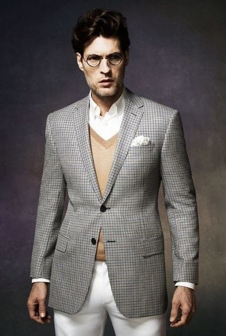 Come indossare e abbinare un blazer scozzese grigio con una camicia elegante bianca quando fa caldo in modo smart-casual: Potresti combinare un blazer scozzese grigio con una camicia elegante bianca come un vero gentiluomo.