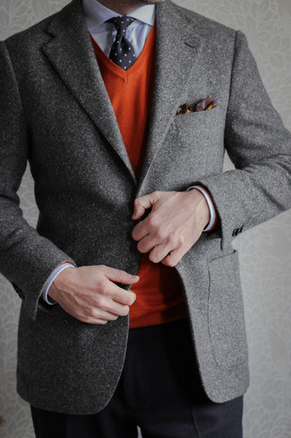 Quale blazer indossare con un maglione con scollo a v senape: Combina un blazer con un maglione con scollo a v senape se cerchi uno stile ordinato e alla moda.