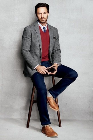 Quale scarpe brogue indossare con chino blu scuro per un uomo di 30 anni in modo smart-casual: Indossa un blazer di lana grigio e chino blu scuro per un look davvero alla moda. Opta per un paio di scarpe brogue per dare un tocco classico al completo.