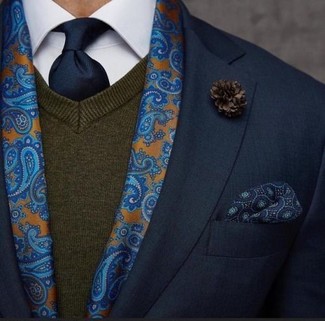 Come indossare e abbinare una sciarpa con stampa cachemire blu scuro quando fa caldo in modo smart-casual: Un blazer nero e una sciarpa con stampa cachemire blu scuro sono una combinazione perfetta da usare nel weekend.