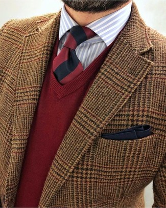 Come indossare e abbinare una cravatta a righe verticali rossa e bianca per un uomo di 30 anni quando fa caldo in modo smart-casual: Potresti indossare un blazer di lana con motivo pied de poule marrone e una cravatta a righe verticali rossa e bianca per una silhouette classica e raffinata
