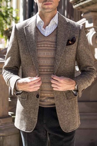 Come indossare e abbinare un blazer di lana marrone con pantaloni eleganti neri per un uomo di 40 anni: Mostra il tuo stile in un blazer di lana marrone con pantaloni eleganti neri per una silhouette classica e raffinata