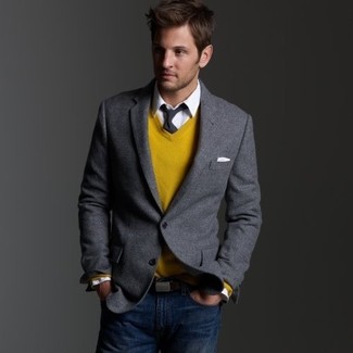 Quale maglione con scollo a v indossare con un blazer grigio in modo smart-casual: Abbina un blazer grigio con un maglione con scollo a v se cerchi uno stile ordinato e alla moda.