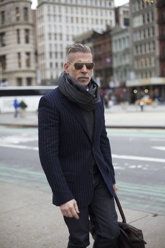 Come indossare e abbinare una sciarpa per un uomo di 50 anni: Coniuga un blazer a righe verticali blu scuro con una sciarpa per un look comfy-casual.