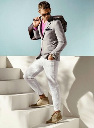 Quale blazer indossare con chukka beige: Combina un blazer con jeans bianchi per un look da sfoggiare sul lavoro. Completa questo look con un paio di chukka beige.