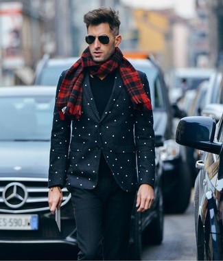 Quale pantaloni eleganti indossare con un blazer nero per un uomo di 30 anni in modo smart-casual: Prova a combinare un blazer nero con pantaloni eleganti come un vero gentiluomo.