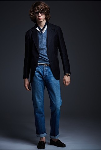 Come indossare e abbinare mocassini eleganti in pelle neri per un uomo di 20 anni in modo smart-casual: Potresti combinare un blazer nero con jeans blu per un look da sfoggiare sul lavoro. Rifinisci il completo con un paio di mocassini eleganti in pelle neri.