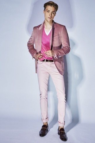 Quale mocassini eleganti indossare con chino rosa per un uomo di 20 anni: Opta per un blazer di velluto rosa e chino rosa, perfetto per il lavoro. Scegli uno stile classico per le calzature e mettiti un paio di mocassini eleganti.