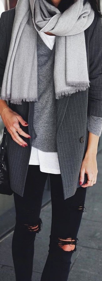 Come indossare e abbinare un blazer grigio scuro in autunno 2024: Prova a combinare un blazer grigio scuro con jeans aderenti strappati neri per un outfit comodo ma studiato con cura. È buona scelta per per vestirsi con stile durante la stagione autunnale!