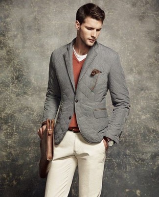 Come indossare e abbinare un blazer grigio con chino beige: Scegli un outfit composto da un blazer grigio e chino beige, perfetto per il lavoro.