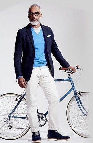 Quale blazer indossare con stivali casual blu quando fa caldo: Vestiti con un blazer e chino bianchi per un look da sfoggiare sul lavoro. Stivali casual blu sono una splendida scelta per completare il look.