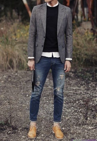 Come indossare e abbinare un blazer di lana grigio con jeans blu scuro in modo casual: Per un outfit della massima comodità, scegli un outfit composto da un blazer di lana grigio e jeans blu scuro. Rifinisci il completo con un paio di scarpe brogue in pelle marrone chiaro.