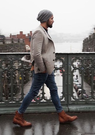 Come indossare e abbinare un blazer di lana grigio con jeans aderenti blu scuro in modo smart-casual: Opta per un blazer di lana grigio e jeans aderenti blu scuro per vestirti casual. Scegli un paio di stivaletti brogue in pelle terracotta come calzature per mettere in mostra il tuo gusto per le scarpe di alta moda.