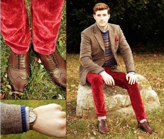 Come indossare e abbinare jeans rossi in modo smart-casual: Abbina un blazer di lana marrone con jeans rossi per un abbigliamento elegante ma casual. Mettiti un paio di scarpe brogue in pelle marrone scuro per dare un tocco classico al completo.