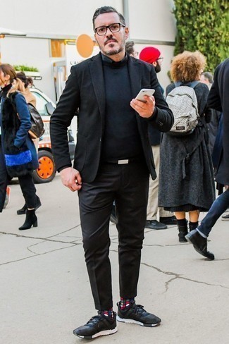 Come indossare e abbinare una cintura in pelle nera per un uomo di 40 anni in autunno 2024: Indossa un blazer nero con una cintura in pelle nera per una sensazione di semplicità e spensieratezza. Scarpe sportive nere sono una validissima scelta per completare il look. È eccellente idea per l’autunno!
