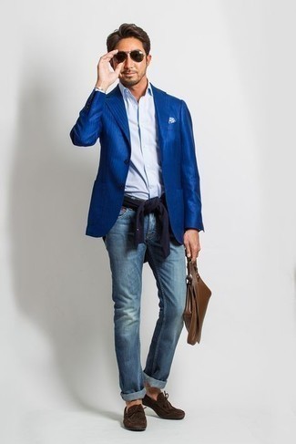 Come indossare e abbinare un blazer a righe verticali blu con jeans blu scuro: Coniuga un blazer a righe verticali blu con jeans blu scuro per vestirti casual. Opta per un paio di mocassini con nappine in pelle scamosciata marrone scuro per mettere in mostra il tuo gusto per le scarpe di alta moda.