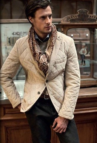 Come indossare e abbinare un blazer beige con chino marroni in modo smart-casual: Vestiti con un blazer beige e chino marroni per un look davvero alla moda.