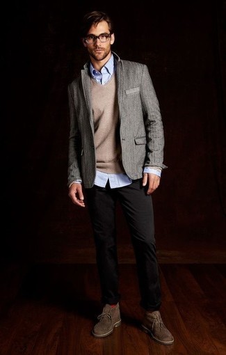 Quale chino indossare con chukka terracotta in autunno 2024: Coniuga un blazer di lana grigio con chino, perfetto per il lavoro. Completa questo look con un paio di chukka terracotta. Una stupenda scelta per un outfit autunnale!
