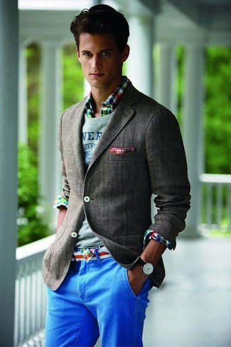 Look alla moda per uomo: Blazer grigio scuro, Maglione girocollo grigio, Camicia a maniche lunghe scozzese multicolore, Chino blu
