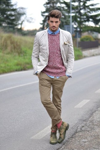Look alla moda per uomo: Blazer beige, Maglione girocollo rosa, Camicia a maniche lunghe a pois azzurra, Chino marrone chiaro