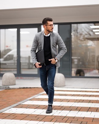 Quale scarpe oxford indossare con un blazer grigio scuro in modo smart-casual: Abbina un blazer grigio scuro con jeans aderenti blu scuro per un look trendy e alla mano. Mettiti un paio di scarpe oxford per dare un tocco classico al completo.