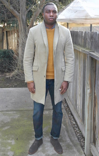 Quale chukka indossare con un maglione girocollo giallo in autunno 2024: Combina un maglione girocollo giallo con jeans blu scuro per un look raffinato per il tempo libero. Rifinisci questo look con un paio di chukka. Una eccellente scelta per essere cool e assolutamente alla moda anche durante la stagione autunnale.